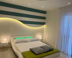 林瓜格洛萨Mareneve Resort的一间卧室配有一张带条纹墙的床