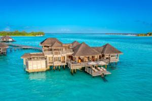 北马累环礁Gili Lankanfushi Maldives的水上度假村的空中景观