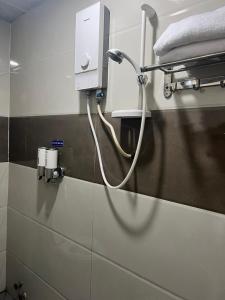 胡志明市Gia Hân Hotel的浴室内连接淋浴的软管