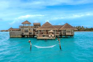 北马累环礁Gili Lankanfushi Maldives的水中的一个度假胜地