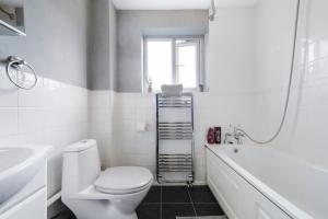 文多弗Beautiful 2 Bedroom house, Wendover Free Parking的浴室配有卫生间、盥洗盆和浴缸。
