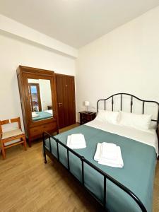 San Demetrio neʼ VestiniLa Casa di Garibaldi的一间卧室配有一张大床和两条毛巾