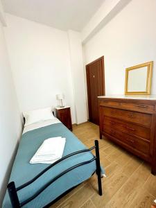 San Demetrio neʼ VestiniLa Casa di Garibaldi的一间卧室配有一张床、梳妆台和镜子