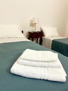 San Demetrio neʼ VestiniLa Casa di Garibaldi的床上有两条白色毛巾