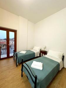 San Demetrio neʼ VestiniLa Casa di Garibaldi的带窗户的客房内的两张床