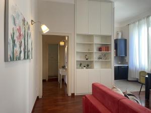 米兰Umbria 60 Apartment的客厅配有红色的沙发和桌子