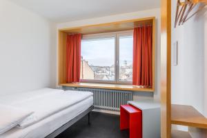 苏黎世玛塔酒店的一间卧室设有一张床和一个美景窗户。