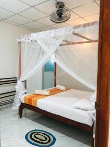 蒂瑟默哈拉默Tashil Hotel & Restaurant的一张带天蓬的床