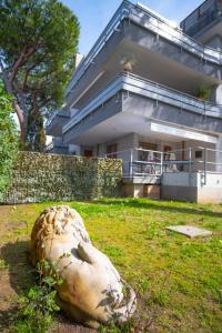 里乔内grande appartamento zona viale ceccarini con giardino的房屋前的棒球手套雕像