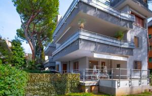 里乔内grande appartamento zona viale ceccarini con giardino的公寓大楼设有阳台,并种植了棕榈树。