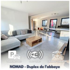 NOMAD APARTMENTS - Duplex de l'abbaye的客厅配有沙发和桌子