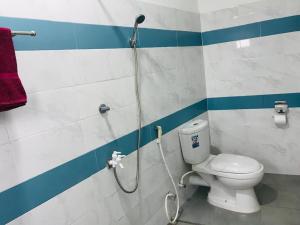 蒂瑟默哈拉默Tashil Hotel & Restaurant的带淋浴的浴室和卫生间