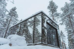 罗瓦涅米Invisible Forest Lodge的雪中的玻璃屋