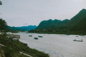 峰牙Riverview Home的一群小船在一条有山的河上