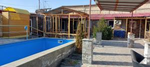 埃里温ARBA hotel的一座正在建造的房屋,设有游泳池