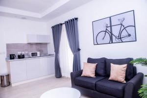莱基House4的客厅配有沙发,墙上有自行车