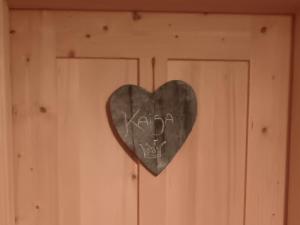 塞斯托Kofelhof的挂在木门上的心,涂鸦