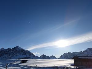 塞斯托Kofelhof的天空中阳光下的白雪覆盖的山峰景色