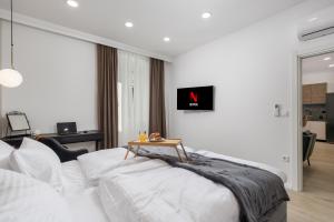 里耶卡Area Luxury Spa Apartment的卧室配有一张白色的床和一张桌子