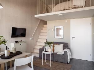 哥德堡Waterfront Cabins的客厅设有灰色的沙发和楼梯。