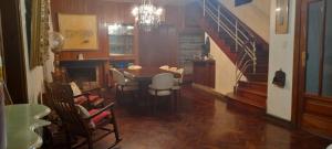 圣米格尔·德·图库玛LA MENDOZA的一间带桌椅和楼梯的用餐室