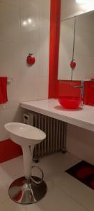 圣米格尔·德·图库玛LA MENDOZA的白色的浴室设有水槽和镜子