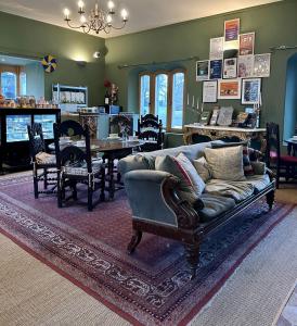 克莱尔戈尔韦Claregalway Castle的客厅配有沙发和桌椅