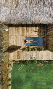 普拉亚德莫伊塔斯Vila Flor Studios的茅草屋顶房屋 - 带游泳池