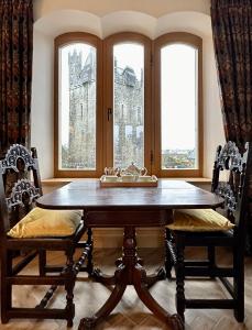 克莱尔戈尔韦Claregalway Castle的一间带桌子和两把椅子的用餐室