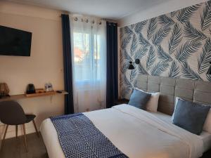 沙尼Auberge la musardière的酒店客房设有床和窗户。