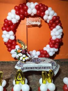 瓦拉纳西Kashi dham Homestay ( close to Kashi Vishwanath temple and Ghats)的红白气球拱,带有快乐的生日标志