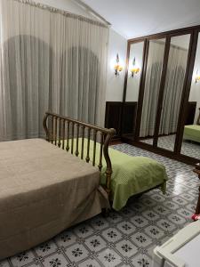 圣费利切-奇尔切奥FONDAZIONE VILLA POINT ONLUS的一间卧室配有一张床和镜子