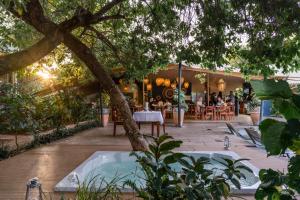 维多利亚瀑布Shongwe Oasis的花园内的热水浴池和餐厅