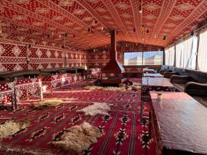 瓦迪拉姆Desert Bird Camp的大房间,在红地毯上放羊
