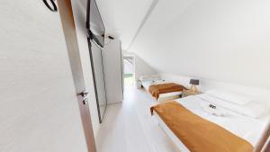 TrebnjeVilla Four Stars ART-PE的小房间设有两张床和窗户