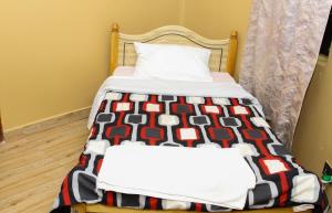 NarokBanana Hills Haven的配有床边的客房内的两张床