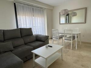科尔多瓦Apartamento céntrico con terraza的客厅配有沙发和桌子
