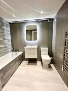 纽卡斯尔Seafront Apartment的浴室配有卫生间、盥洗盆和浴缸。