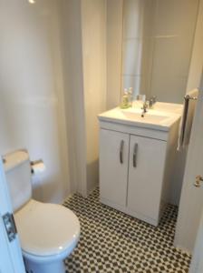 班多伦4 Bayview terrace的浴室配有白色卫生间和盥洗盆。