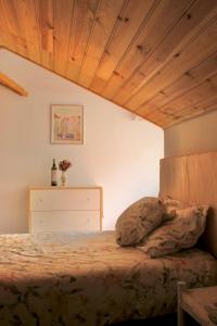 里斯本Quinta do Archino 18的一间卧室设有一张床和木制天花板