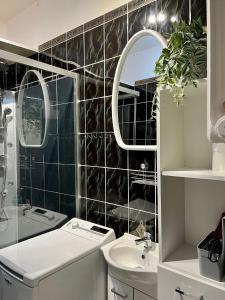 格但斯克Apartament 2 pokojowy Gdańsk的一间带水槽和镜子的浴室