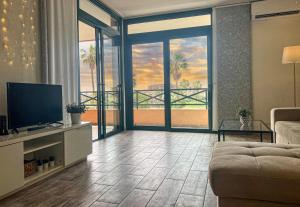 圣米格尔德阿沃纳Paz Ocean View, Air condition, Wifi, Heated pool的带电视的客厅,享有海景。