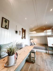Tal-y-CafnSemi Detached Cottage Snowdonia with hot tub的一间在床前设有木桌的房间