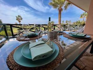 圣米格尔德阿沃纳Paz Ocean View, Air condition, Wifi, Heated pool的阳台上的桌子上摆放着盘子和酒杯