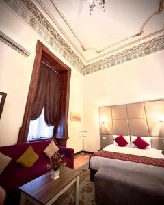 巴库GARDEN İNN NİZAMİ HOTEL的酒店客房,配有床和沙发