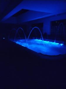 内罗毕Florances Rest House的暗室里带蓝色灯光的游泳池