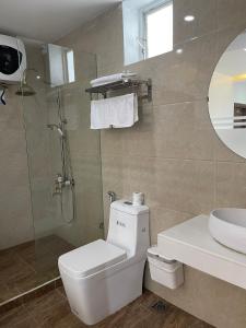 海防IVY Homestay的浴室配有卫生间、淋浴和盥洗盆。