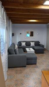 格拉纳达Casa preciosa con vistas的客厅配有两张沙发和一张桌子