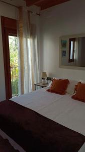 格拉纳达Casa preciosa con vistas的一间卧室设有一张大床和一个窗户。