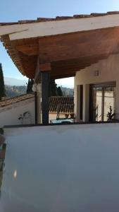 格拉纳达Casa preciosa con vistas的阳台享有房屋的景致。